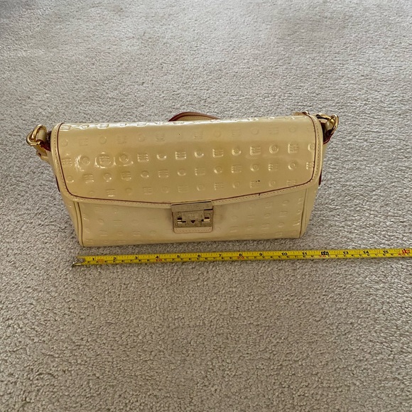 Arcadia cream/beige patent leather crossbody bag - Picture 4 of 13